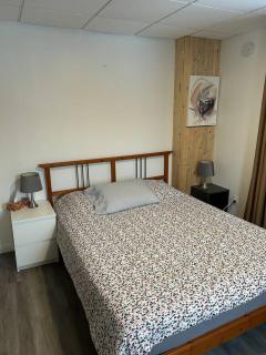 Couples pleasant Village getaway Queen Bed - 4