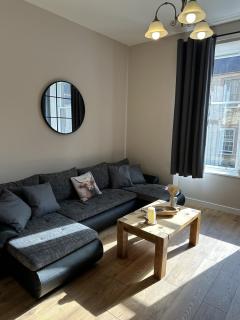 3-Bed Apartment Great for Families & Contractors - 6