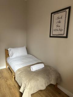 3-Bed Apartment Great for Families & Contractors - 4