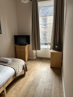 3-Bed Apartment Great for Families & Contractors - 2