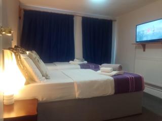 Apartment Sleeps 4 - Garden & Free Parking - 0