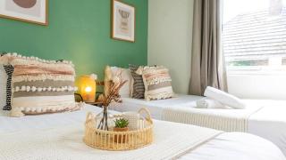Bevington House - 3 Bedroom - Sleeps 8 - Parking - 3