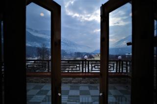Mountainshack Riverside Stay & Cafe - 9