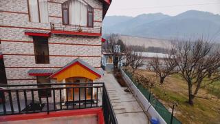 Mountainshack Riverside Stay & Cafe - 3