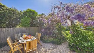 Arden Villa, sleeps 8, moments from the golden sandy beach of Ryde - 1