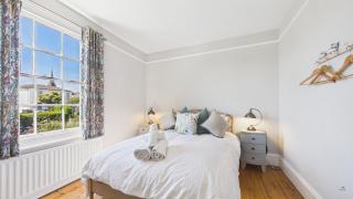 Arden Villa, sleeps 8, moments from the golden sandy beach of Ryde - 6