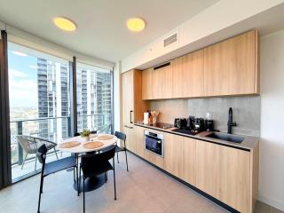 Prime Downtown Condo - Beautiful City Views - 8