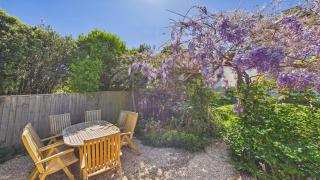 Arden Villa, sleeps 8, moments from the golden sandy beach of Ryde - 6