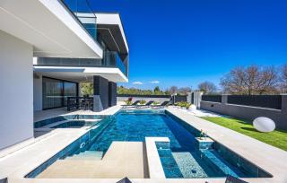 Gorgeous Home In Liznjan With Private Swimming Pool, Can Be Inside Or Outside - 1