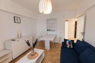 Bright Central Apartment with Old Town Views - 9