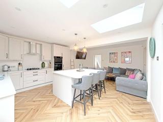 The Green - Stylish Home Sleeps 6 with Parking - 0