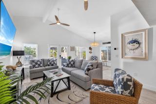 Blue Lagoon Hideaway 3BR Coastal Chic Retreat - 3