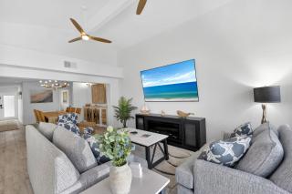 Blue Lagoon Hideaway 3BR Coastal Chic Retreat - 4
