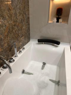 Premium 240m Apartment in City Center Quiet & Spacious - 4