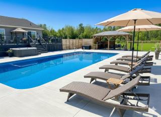 Spacious waterfront home with hot tub and heated pool - 0