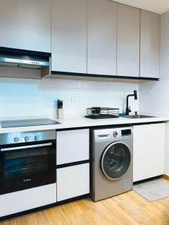 Luxury 1BR Near Airport, Pool, Gym, Fast Wi-Fi - 3