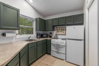 Charming 2-bedroom house in Saugatuck with AC, WiFi, Pet Friendly - 9