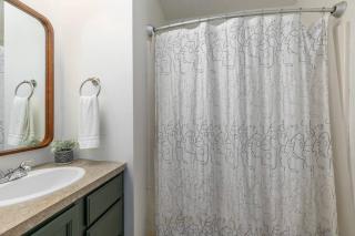 Charming 2-bedroom house in Saugatuck with AC, WiFi, Pet Friendly - 4