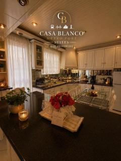 Casa Blanco Metro Port Suites - 5