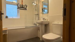 2 Bed, Free Parking & Sea Views! - 6