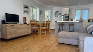 2 Bed, Free Parking & Sea Views! - 5