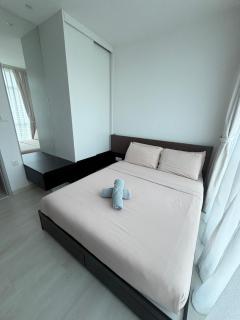 Azure Jelutong Strait Garden with Pool 2BR - 5