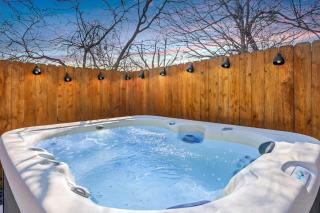 Broken Windmill Cottage - Hot Tub 5 Min to Main - 5