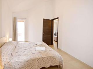 Modern poolside flat with game room acess - 1