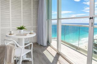 Beachfront Studio Balcony Pool & Gym - 7