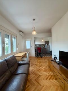 Lovely 1-bedroom apartment with 2-patios and parking - 2