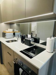 Modern Rosebank 1BR Walk to Mall and Gautrain - 4