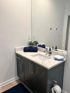Chic Blue Apt w Patio - 10 mins from Lenox Mall - 7