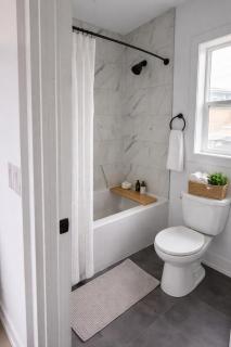 Bright & Cozy 1-bedroom garden suite in Toronto - 5