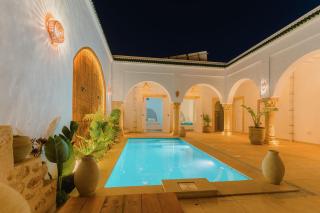 Typical arabesque villa - 1