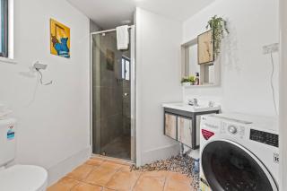 2BR Daisy Hill Escape with Pool, BBQ, Parking - 3