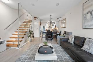 Cozy Family 2BR w Rooftop Patio in North Van - 0