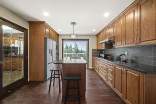4 bed and 5 bath Mountain View Home by Deer Lake) - 9