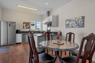 Otahuhu Family Comfort with Backyard and Parking - 2