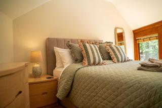 The Barn, 2 Bedrooms with Hot Tub, Forest of Dean - 4