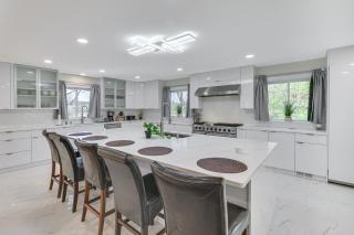 2 Mi to Nantasket Beach! Group Retreat w/ Patio - 8