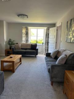 Coronel House Modern 4-Bed Swindon Home, Long Stays Welcome - 2