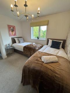 Coronel House Modern 4-Bed Swindon Home, Long Stays Welcome - 8