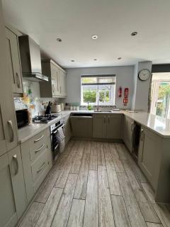 Coronel House Modern 4-Bed Swindon Home, Long Stays Welcome - 6