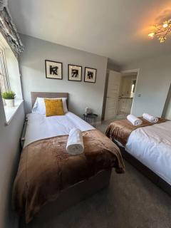 Coronel House Modern 4-Bed Swindon Home, Long Stays Welcome - 3