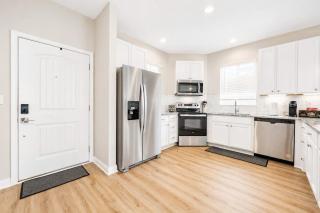 IRIE Living-Haven 2BR Home with Pool Gym Access - 2