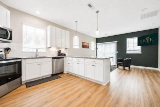 IRIE Living-Haven 2BR Home with Pool Gym Access - 4