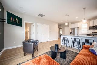IRIE Living-Haven 2BR Home with Pool Gym Access - 5