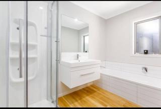 Spacious One-Bedroom with Private Bathroom Aotea - 6