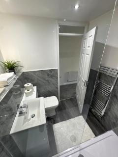 Newly Refurbished - 2 Bed Property - Sleeps upto 6 - 7