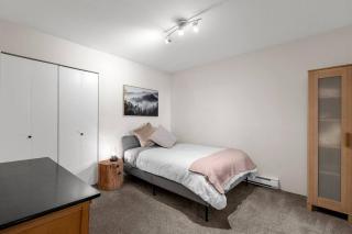 4 Bed Charming and Cozy Lynn Valley Suite - 9